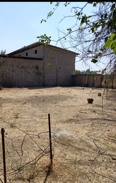 Uy sotiladi padval blan 3 etaj kadastiri bor shabada joyda 6 ta hona