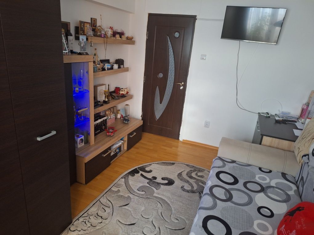 Proprietar vând apartament 3 camere zona triaj