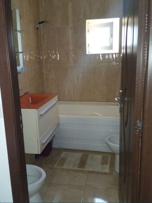 Închiriez apartament cu 2 camere
