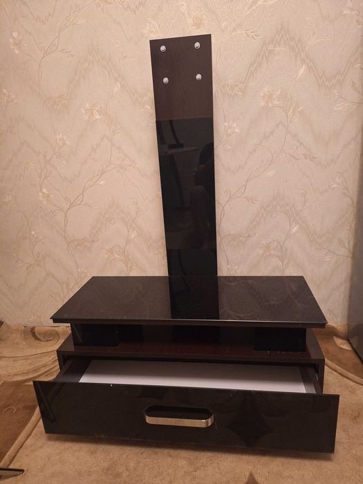 Недорого отдам мебель полку и подставку для ТВ