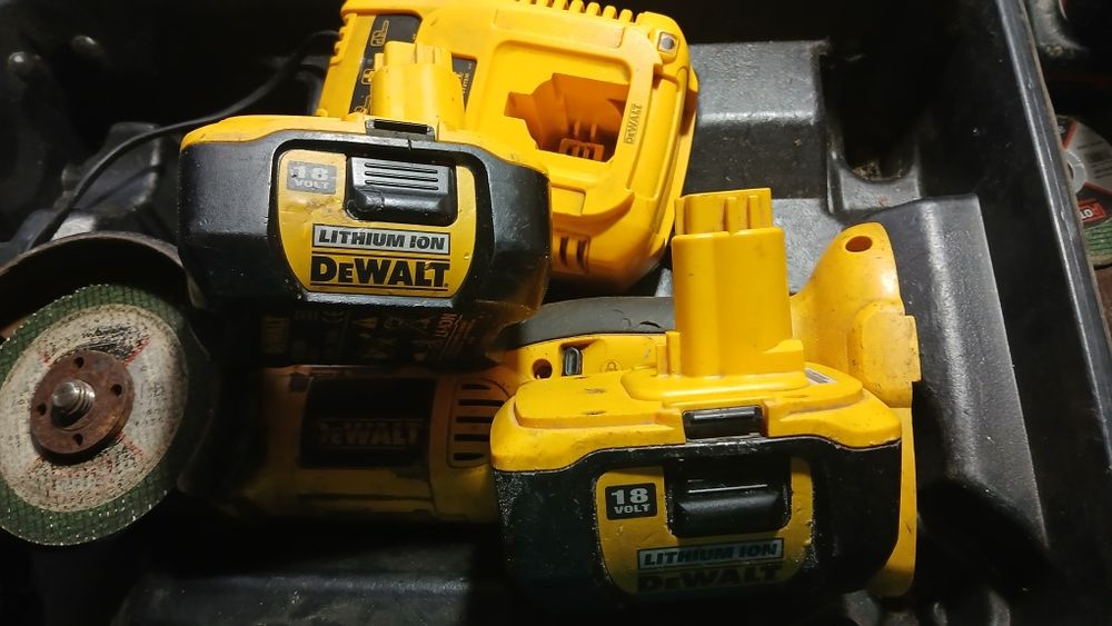Polizor dewalt 18 volți cu 2 acumulatori litiu ion și incarcator