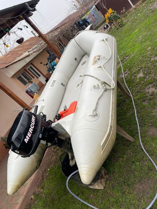 Barca cu motor Mercury