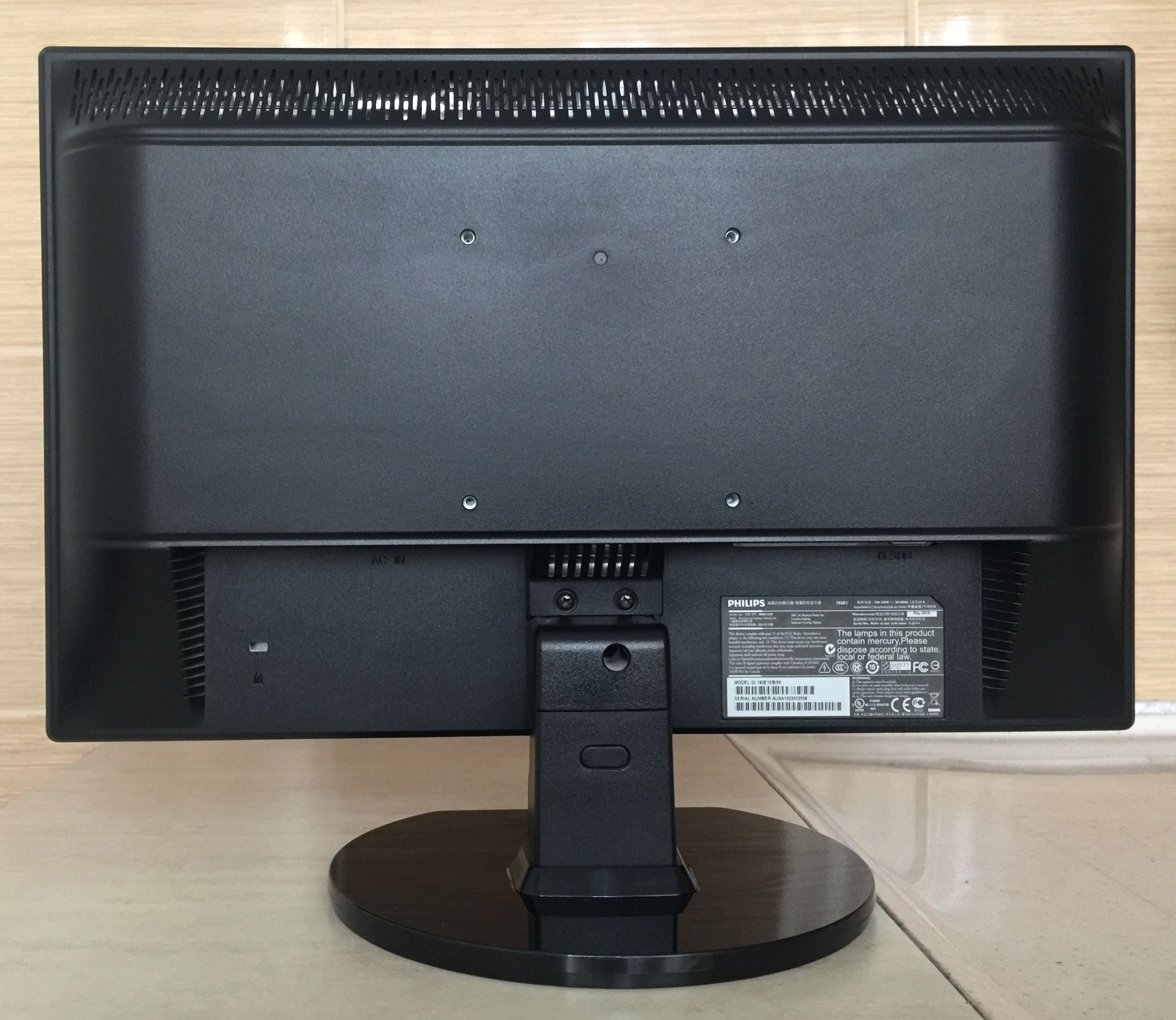 PHİLİPS монитор и клавиатура за настолен компютър