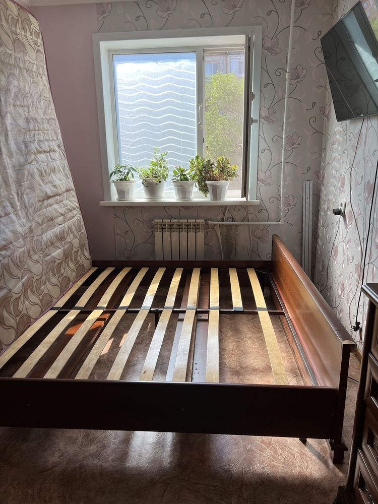 Продам кровать без матраса