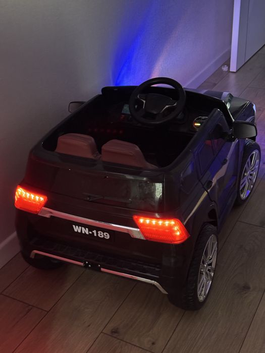 Детская машина на пульту управления. Электромобиль детский
