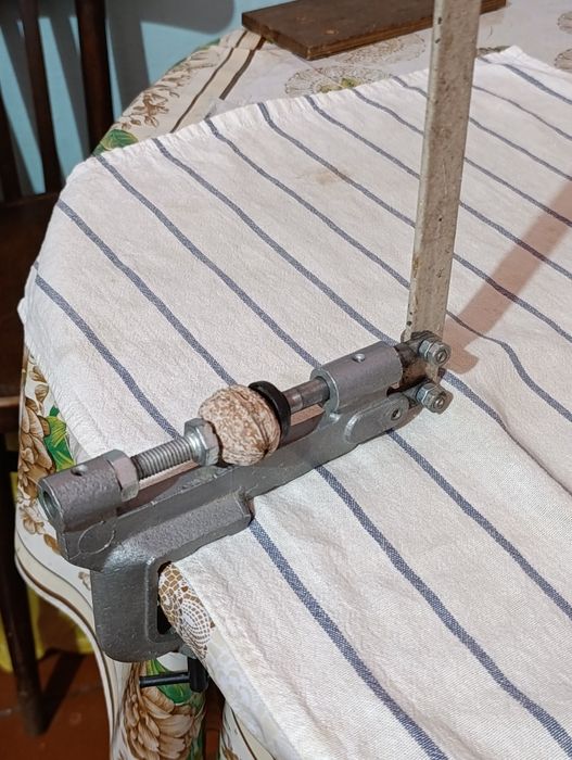 Мощный Орехокол  ручной пресс для орехов грецкий орех колоть