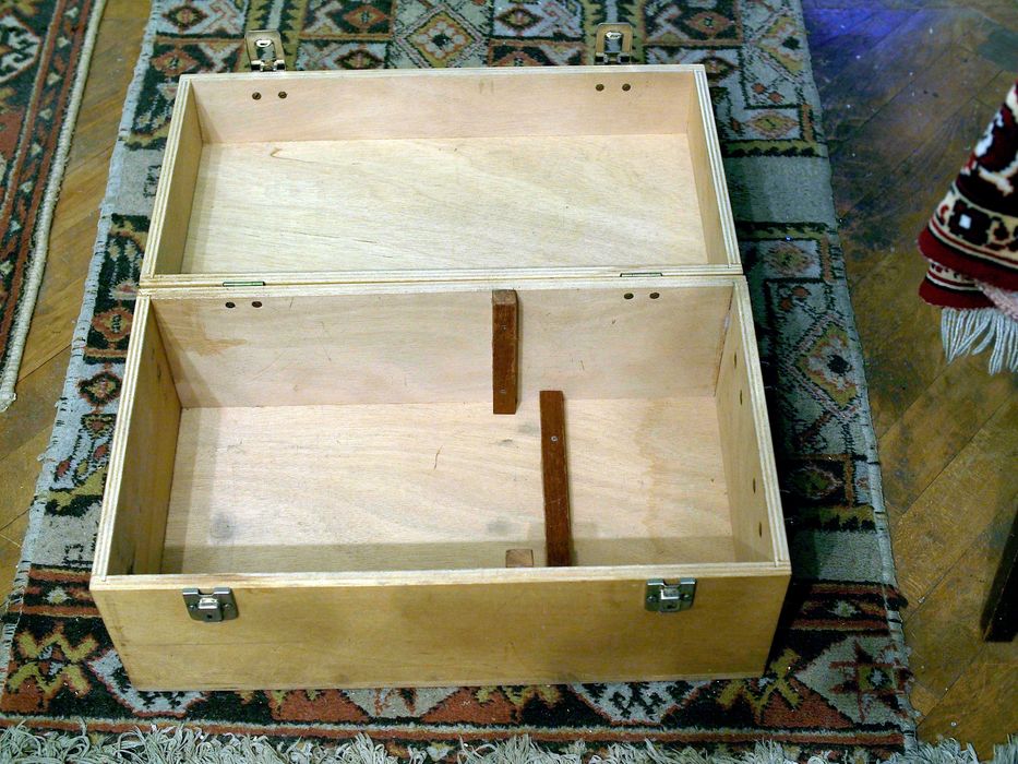 cutie de lemn (de proiector Leica)