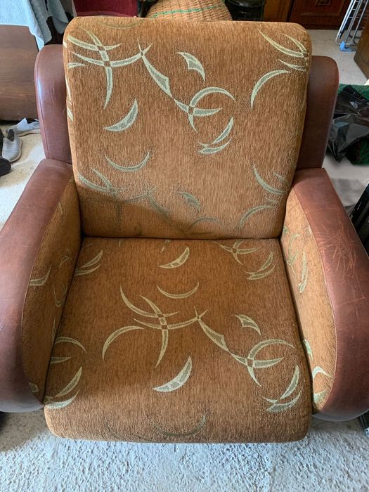 Fotoliu pat și un birou