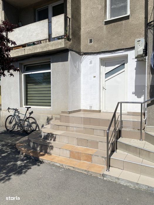 Apartament de vanzare, cu 3 camere, zona centrala