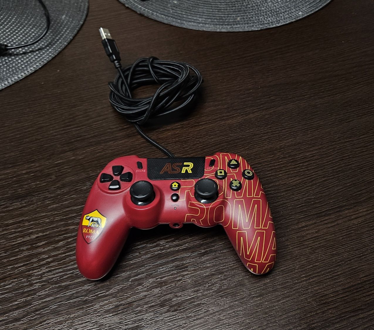 Vand maneta As Roma cu fir si maneta wireless Fc Barcelona- PS4