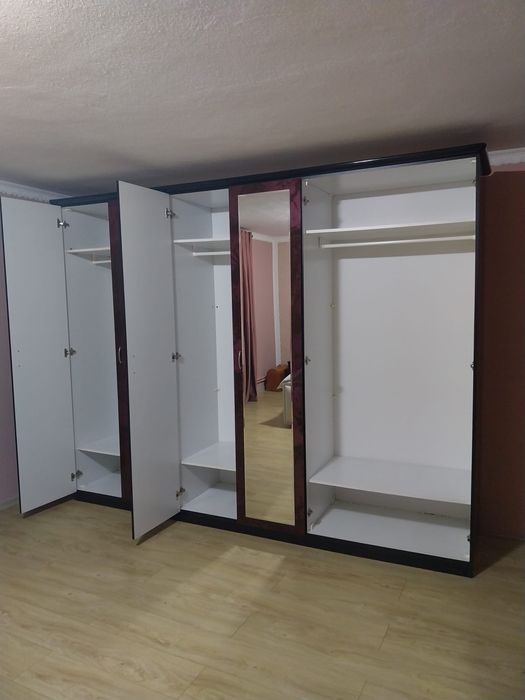 Dulap dormitor, visiniu cu accente aurii