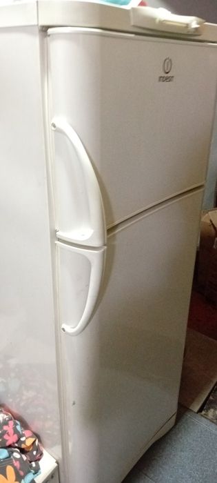 Продам холодильник индезит