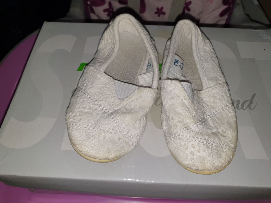 Детски пантофи и сандали