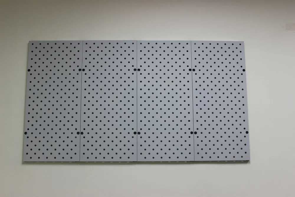 Teshilgan panel, перфопанель, do'konda ilgaklar uchun panel