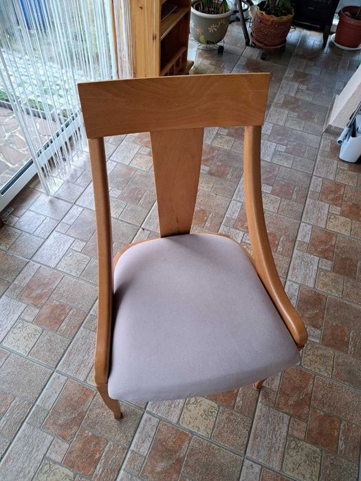 Дървен стол с бежова седалка