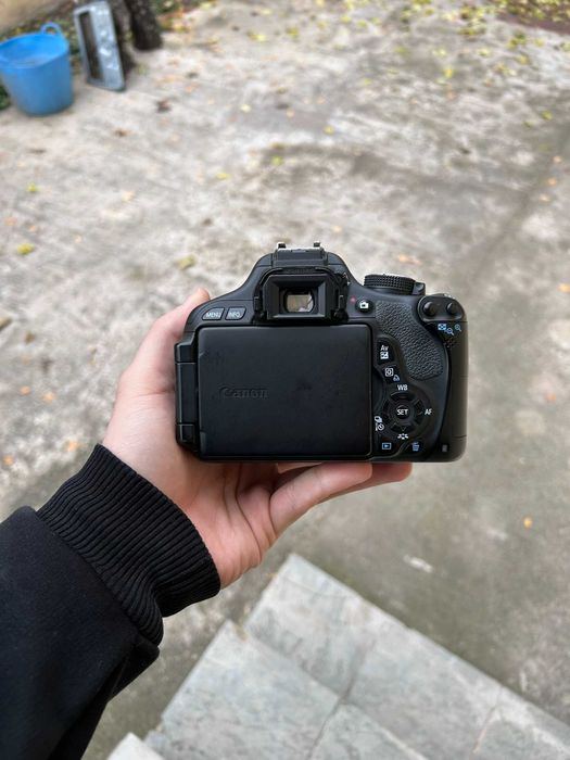 Canon 600D Body + Obiectiv EF-S 18-55mm f/3..5-5.6 IS STM