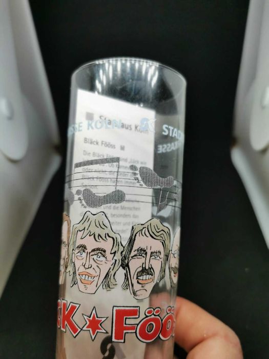 Чинии за сервиране, чаши за вино и бира.