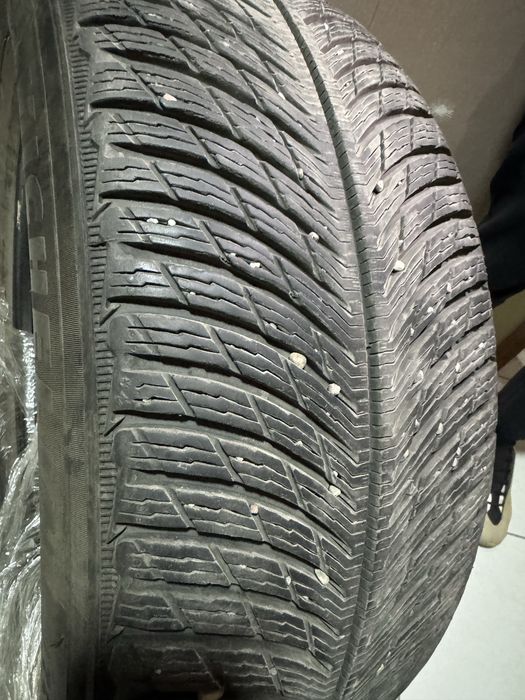 Продается зимние шины michelin  235/55/17 ездили один сезон проехали