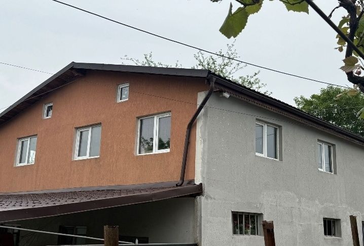 Casa cu curte în glina
