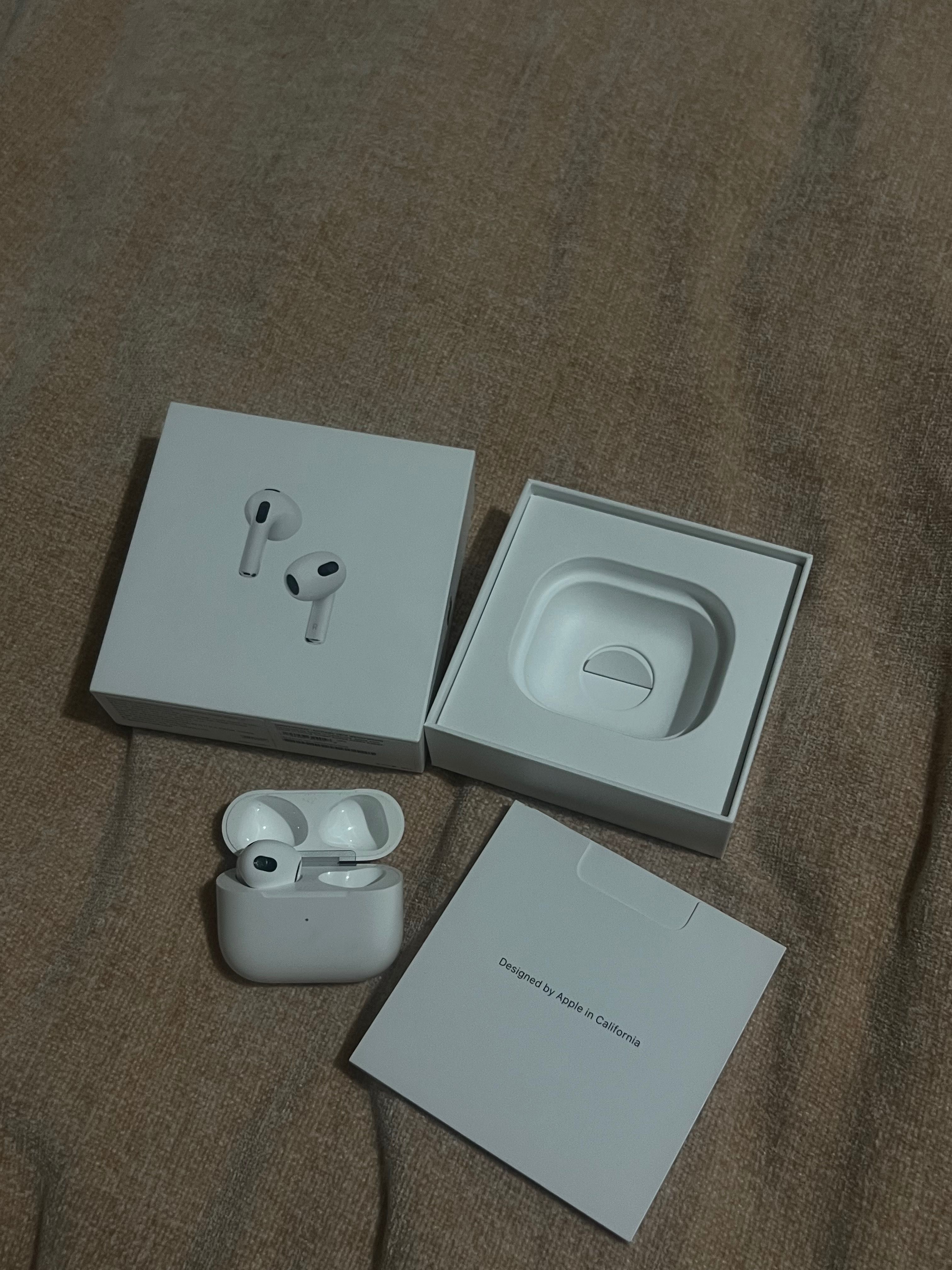 AirPods (3rd generation) 3 поколение. Кейс и левый наушник