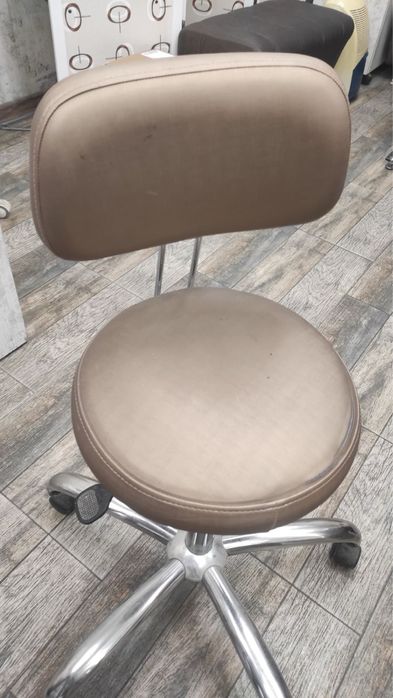 Фризьорски работен стол с амортесьор и колелца .