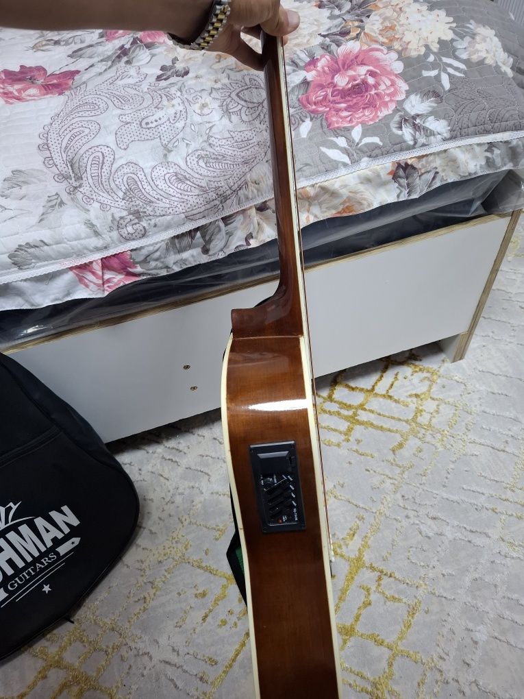 Gitara sotiladi nrxi kelishiladi