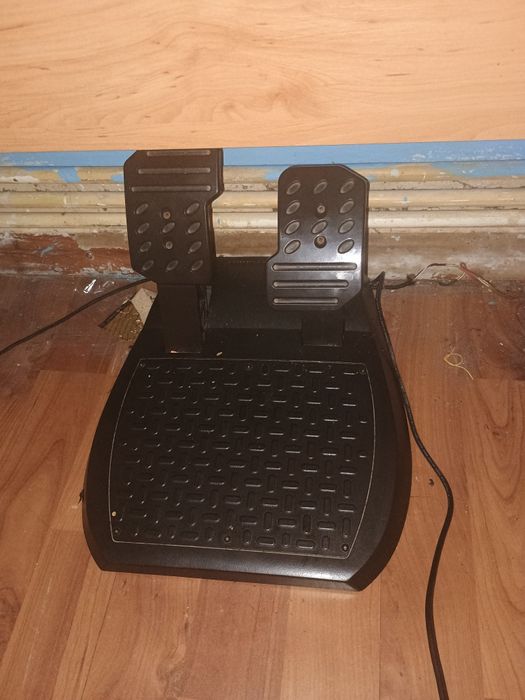 Vând volan thrustmaster ferari 458 Italia