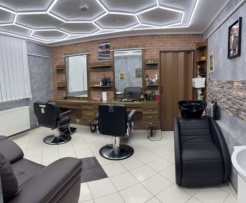 Salon toxic vibe ofera spre inchiriere post frizerie sau angajează