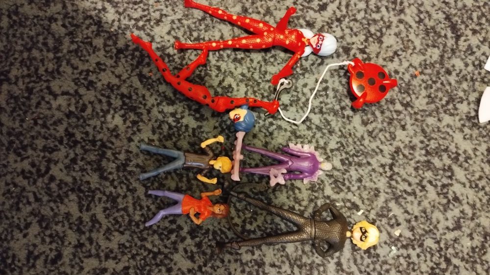 Lot figurine buburuza și motan