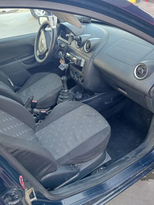 Vând Ford fiesta 1.3
