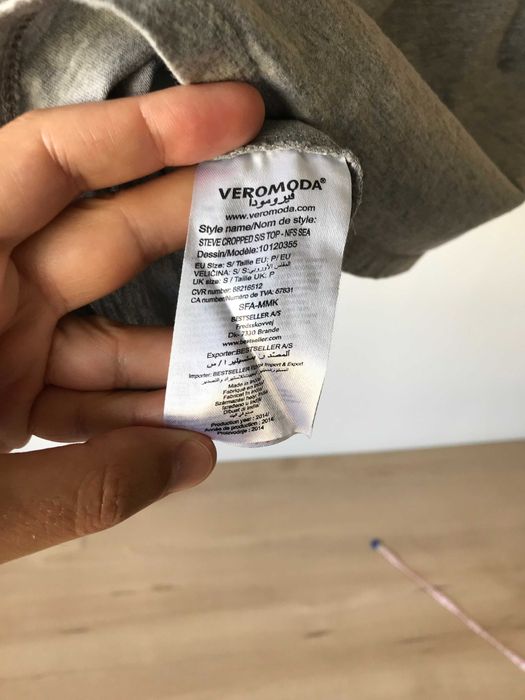 Tricou gri scurt pentru femei Tricou crop de damă (Top Crop) Vero Moda