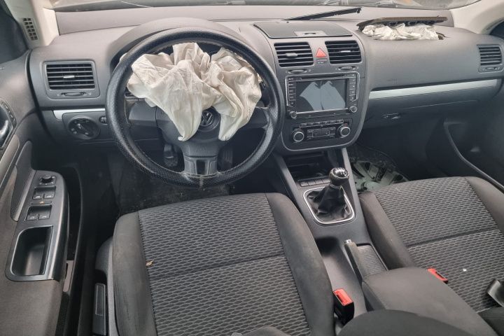 usa portiera stanga dreapta fata aripa fuzeta etrier planetara VW Jetta motor 1.6fsi Dezmembrez