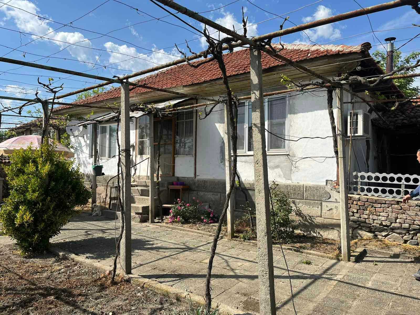 Продава се: Къща /тухла/ ЗП 90 кв.м, двор 2 дка, в село Васил Левски