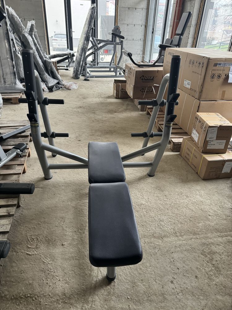 Banca piept Technogym dreapta cu suport discuri impecabila