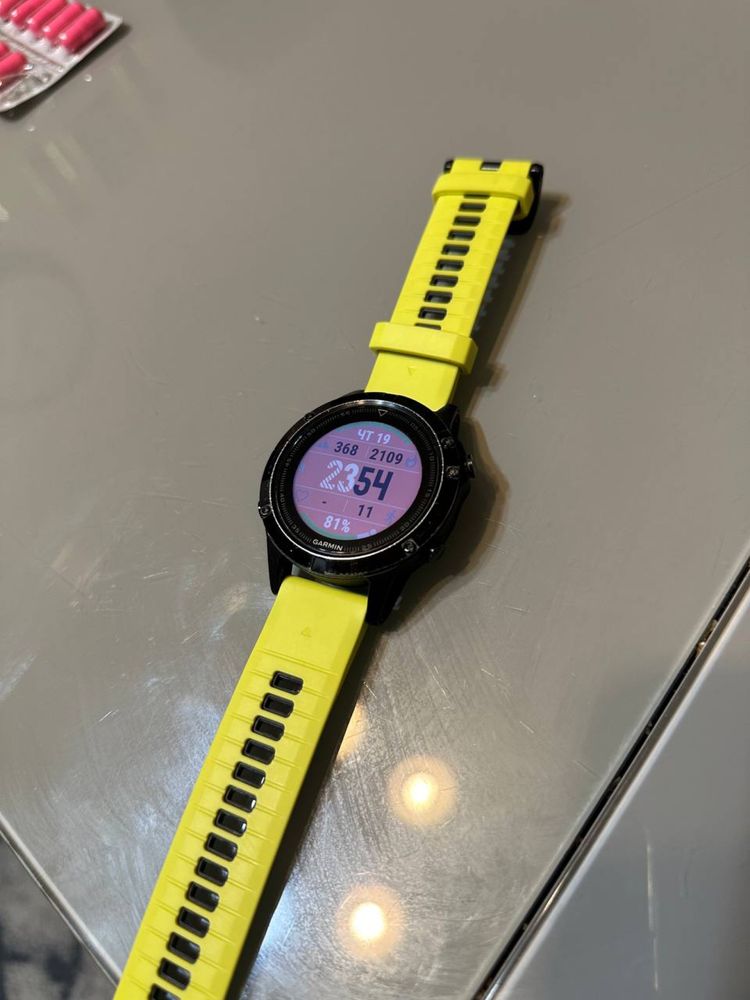 garmin fenix 5. нархини келишшамиз(в подарок 2 ремешка и зарядка)