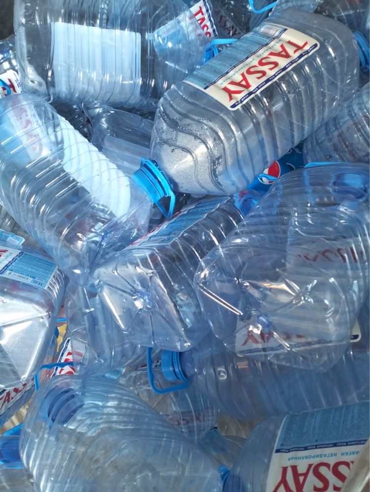 Продам чистые из под воды бутылки 5л