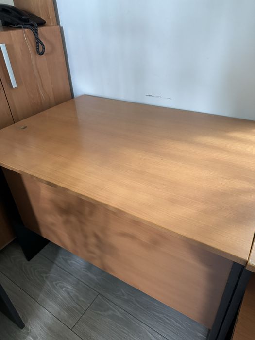 Стол офисный и несколько стульев