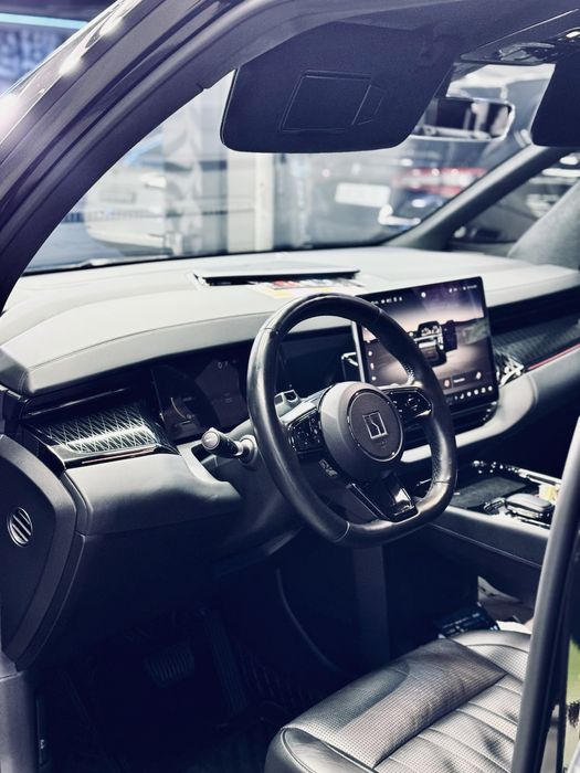 Zeekr 009 чёрный цвет 700 км