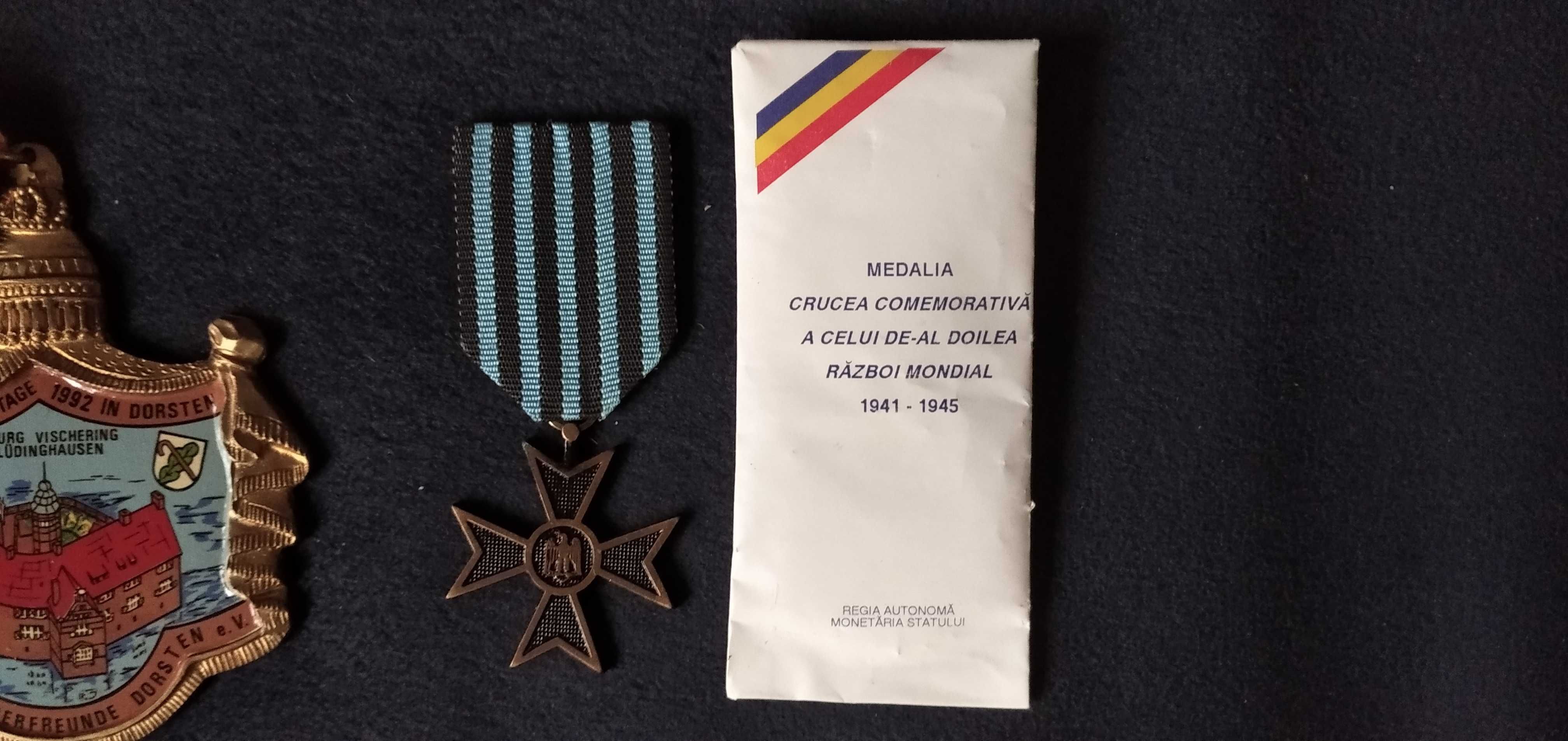 Vând un set de medalii și insigne românești și străine.