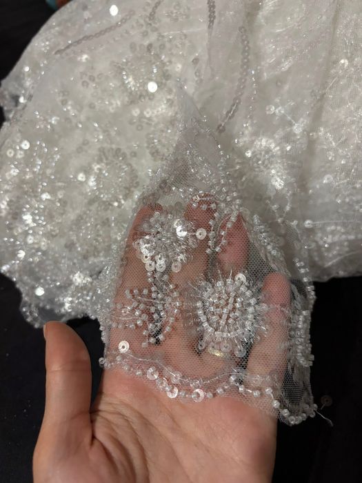 Бяла дантела, подходяща за сватбена рокля