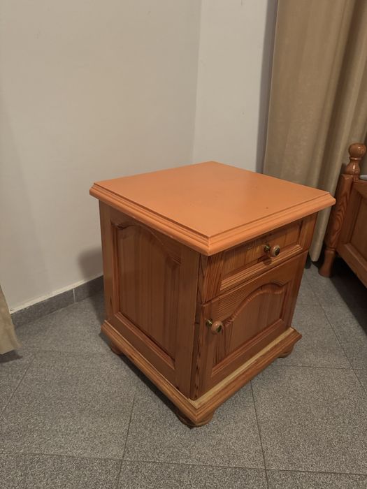 Продават се нощни шкафчета и маси