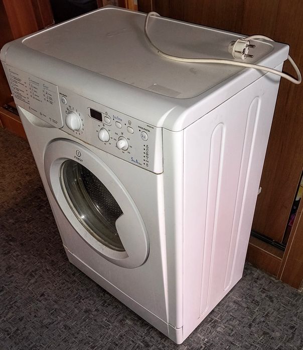 Нерабочая стиральная машина Indesit IWSB 5105