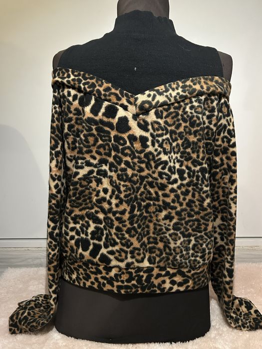 Стилна дамска блуза с леопардов принт – off-shoulder модел