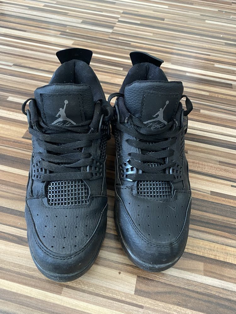 Jordan 4 Black aproape noi