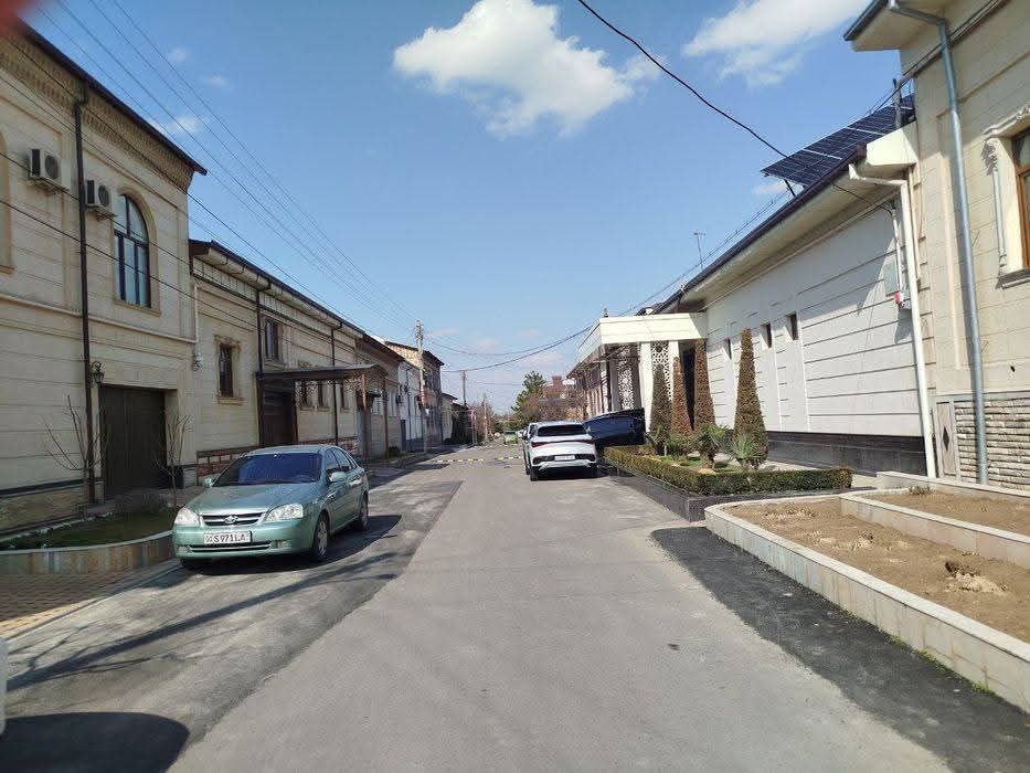 Учтепа тум "Изза". 8 сот 2 дарвоза 3 уровен  2 холл 8 хона 3 кух 6 с/у