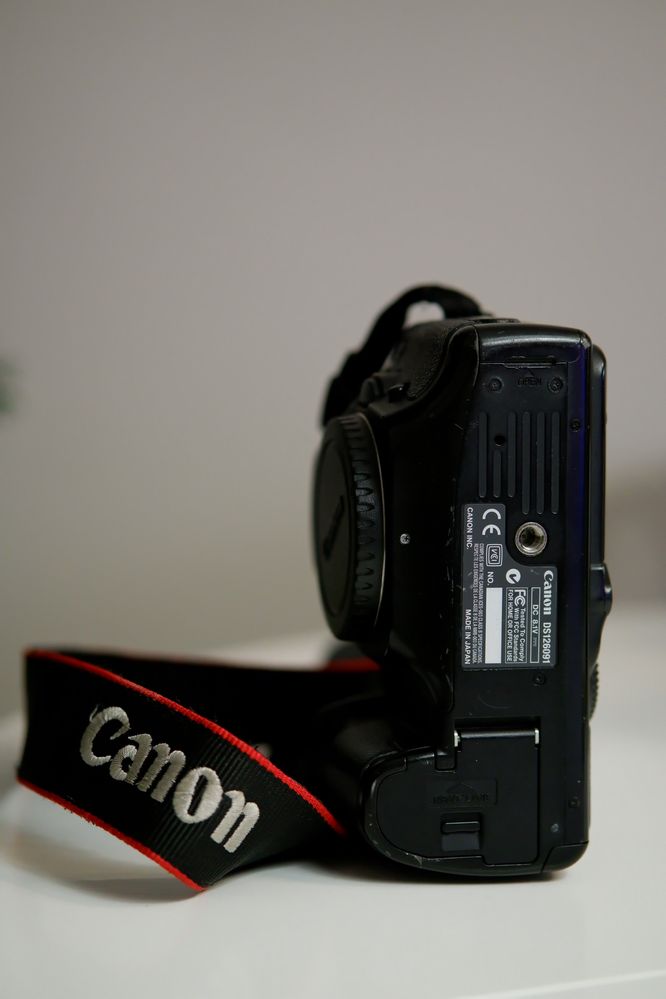 Aparat foto full-frame Canon 5D Mark I body + grip baterie