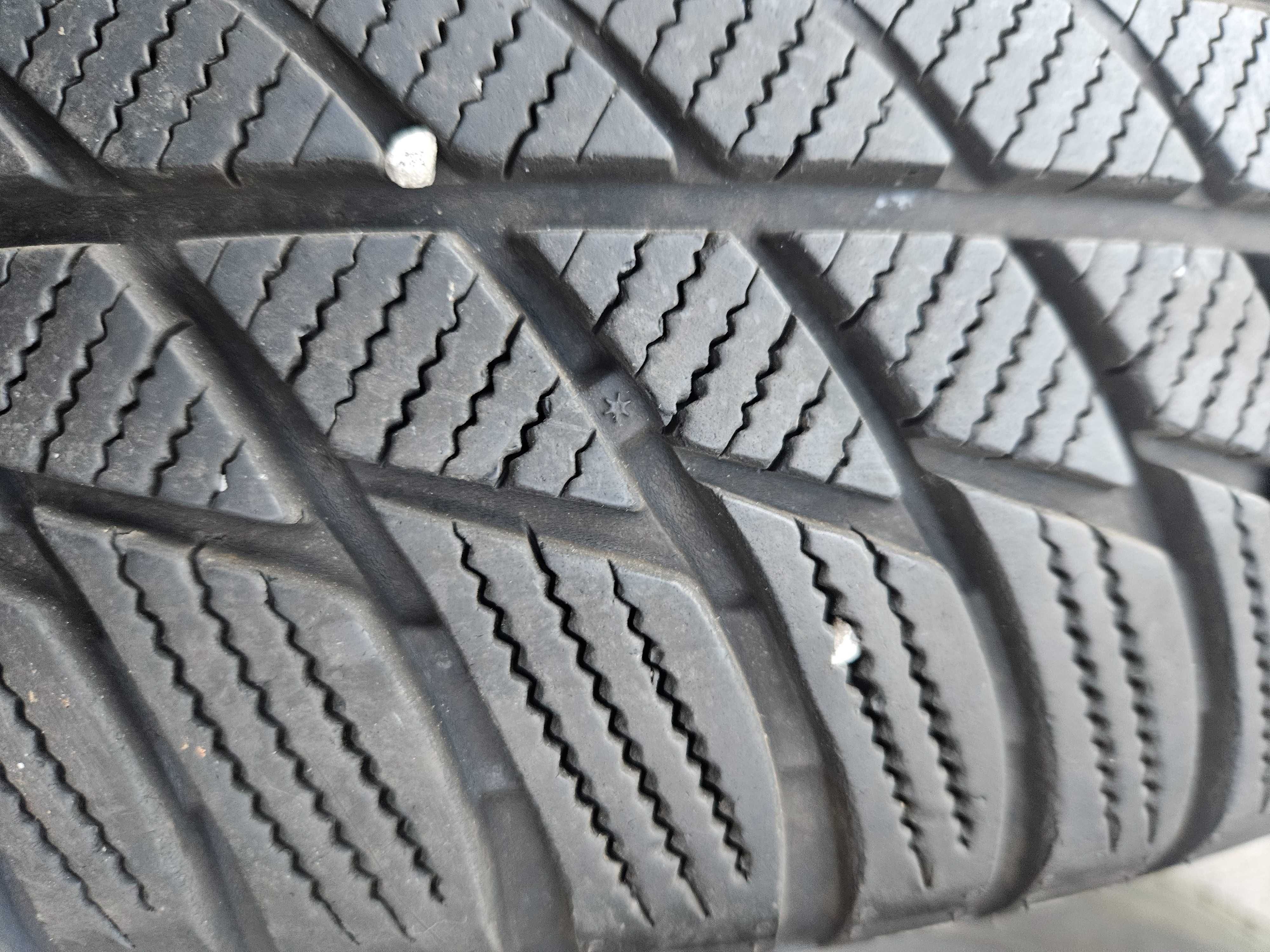 Зимни гуми Bridgestone 225/50 R18 в добро състояние.