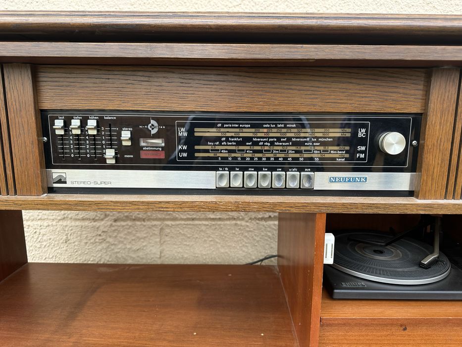 Виндитж музикален шкаф с радио и грамофон