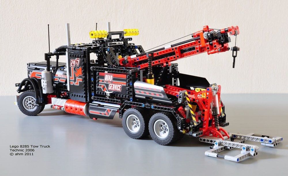 Lego Technic Tow Truck 8285 (състои се от 1915 Lego блокчета)