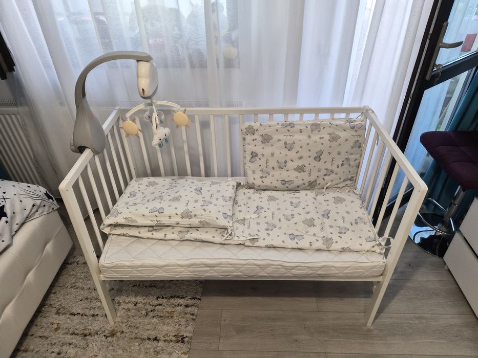 Vand patut copii / bebelusi din lemn alb, saltea, protectii + jucarie